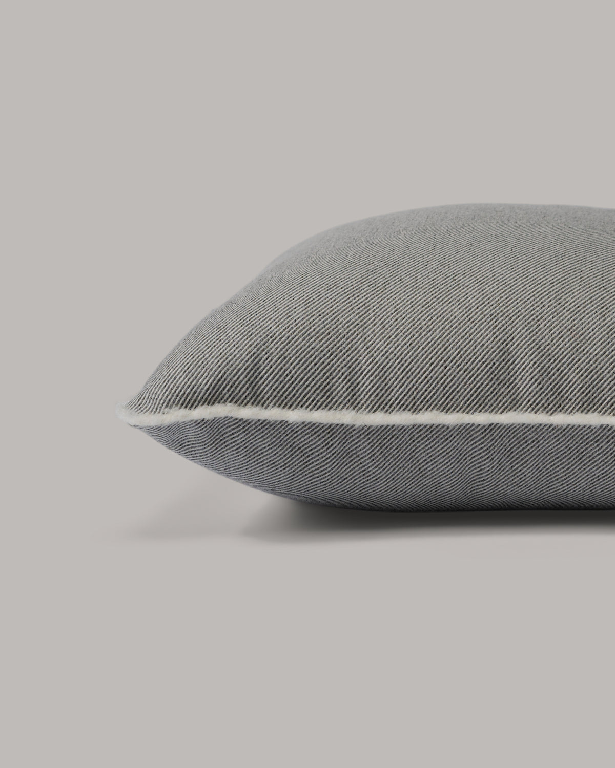 ecomposer-color-grey---white-piping,ecomposer-size-45cm-x-45cm