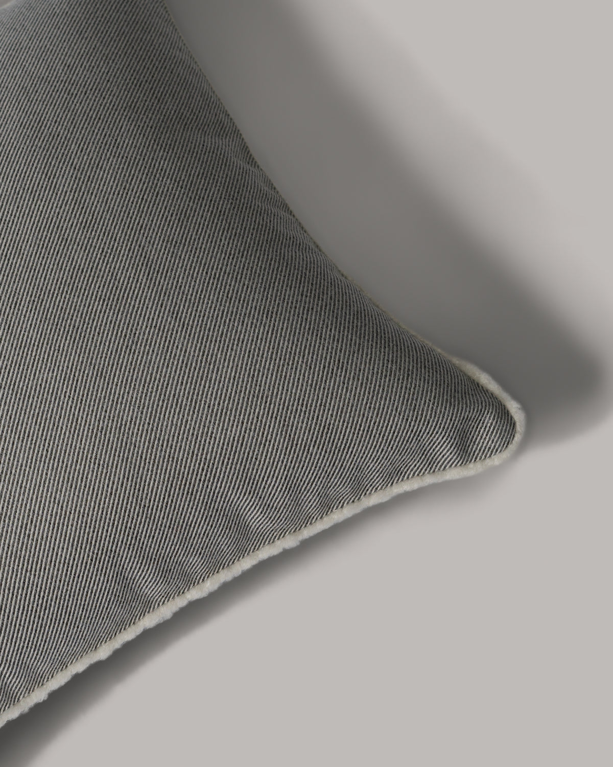 ecomposer-color-grey---white-piping,ecomposer-size-45cm-x-45cm