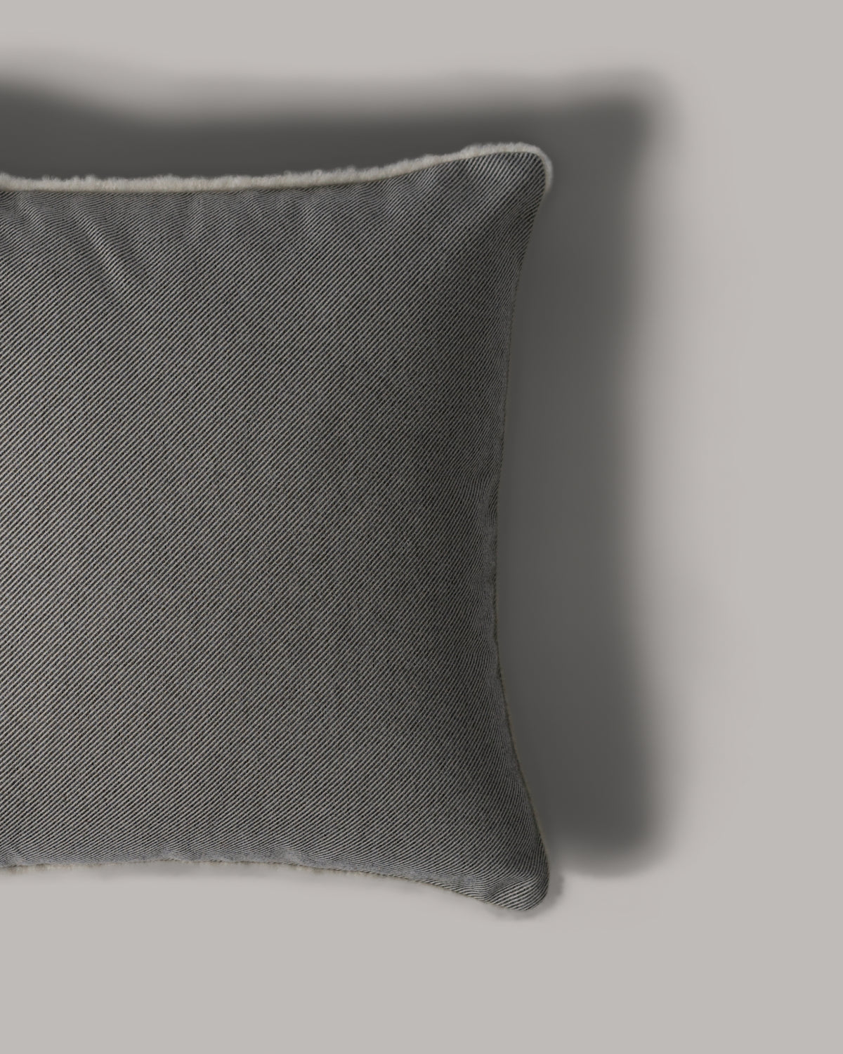 ecomposer-color-grey---white-piping,ecomposer-size-45cm-x-45cm