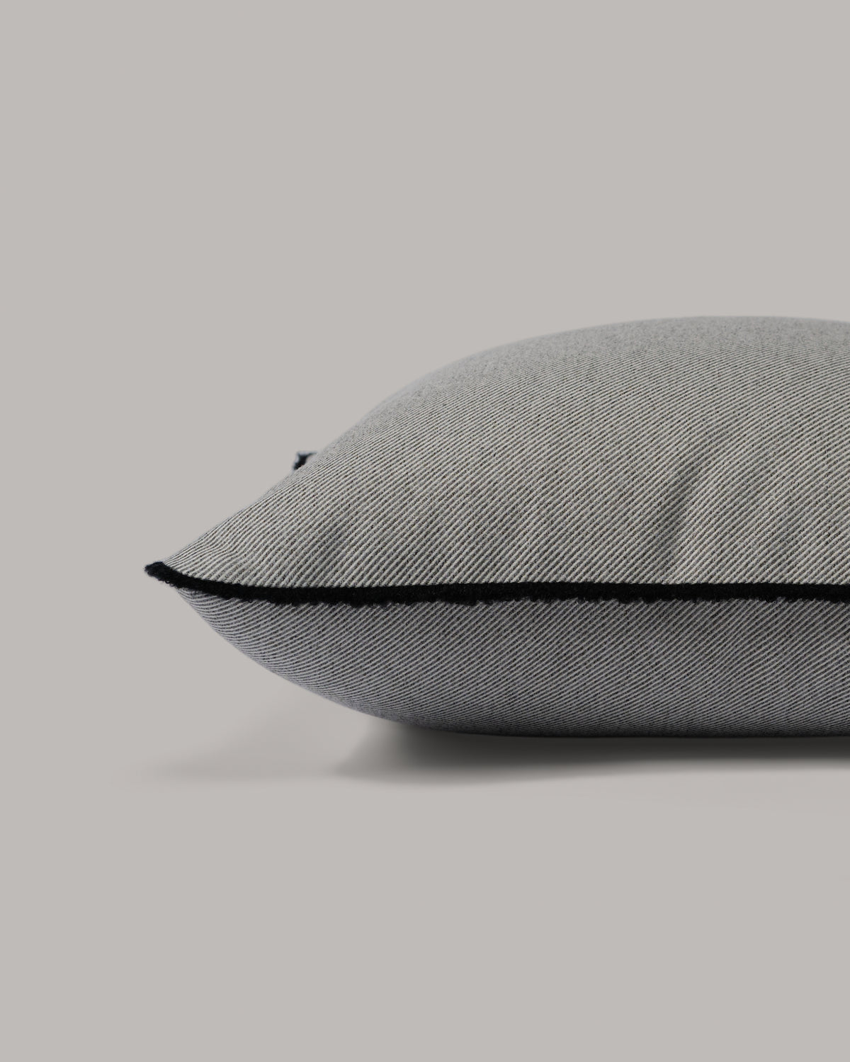 ecomposer-color-grey---black-piping,ecomposer-size-45cm-x-45cm