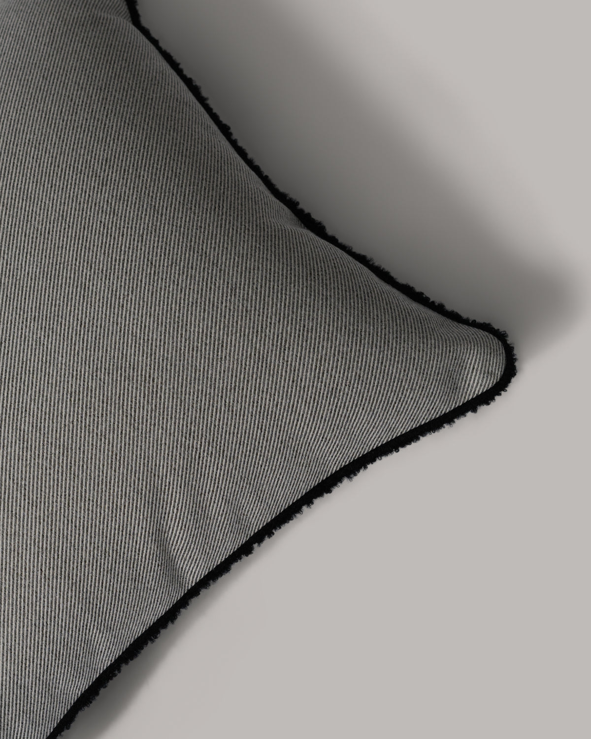 ecomposer-color-grey---black-piping,ecomposer-size-45cm-x-45cm
