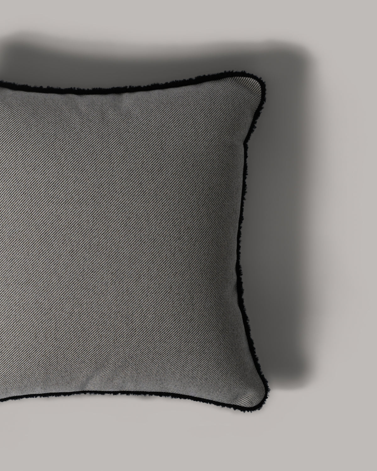 ecomposer-color-grey---black-piping,ecomposer-size-45cm-x-45cm