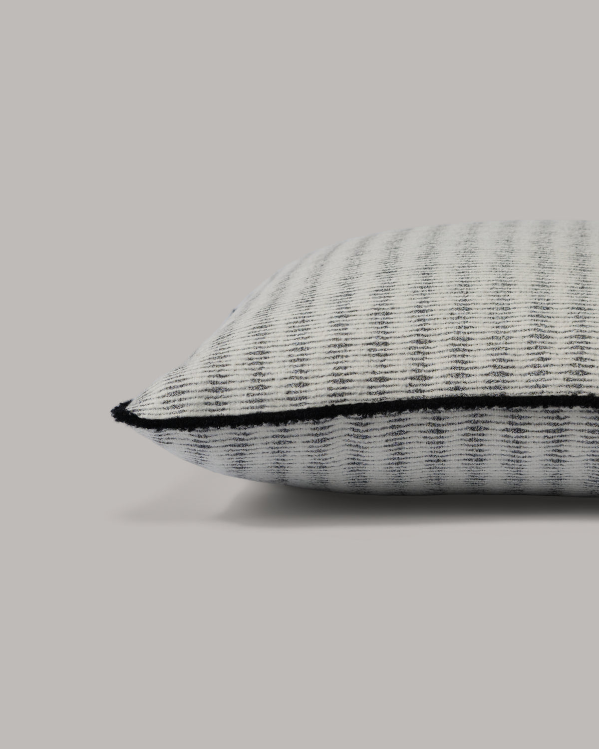 ecomposer-color-light-grey---black-piping,ecomposer-size-45cm-x-45cm