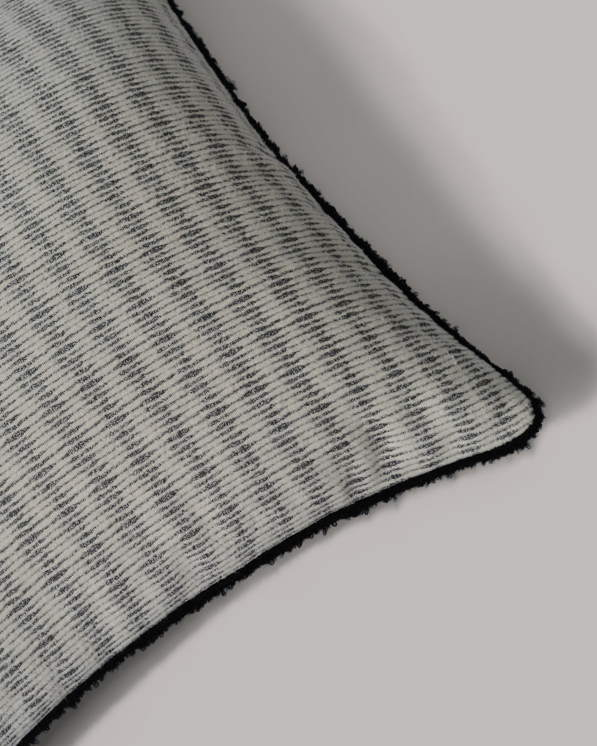 ecomposer-color-light-grey---black-piping,ecomposer-size-45cm-x-45cm