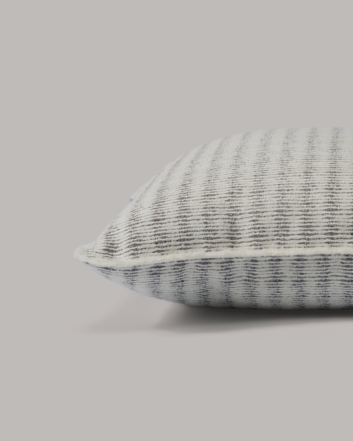 ecomposer-color-light-grey---white-piping,ecomposer-size-45cm-x-45cm