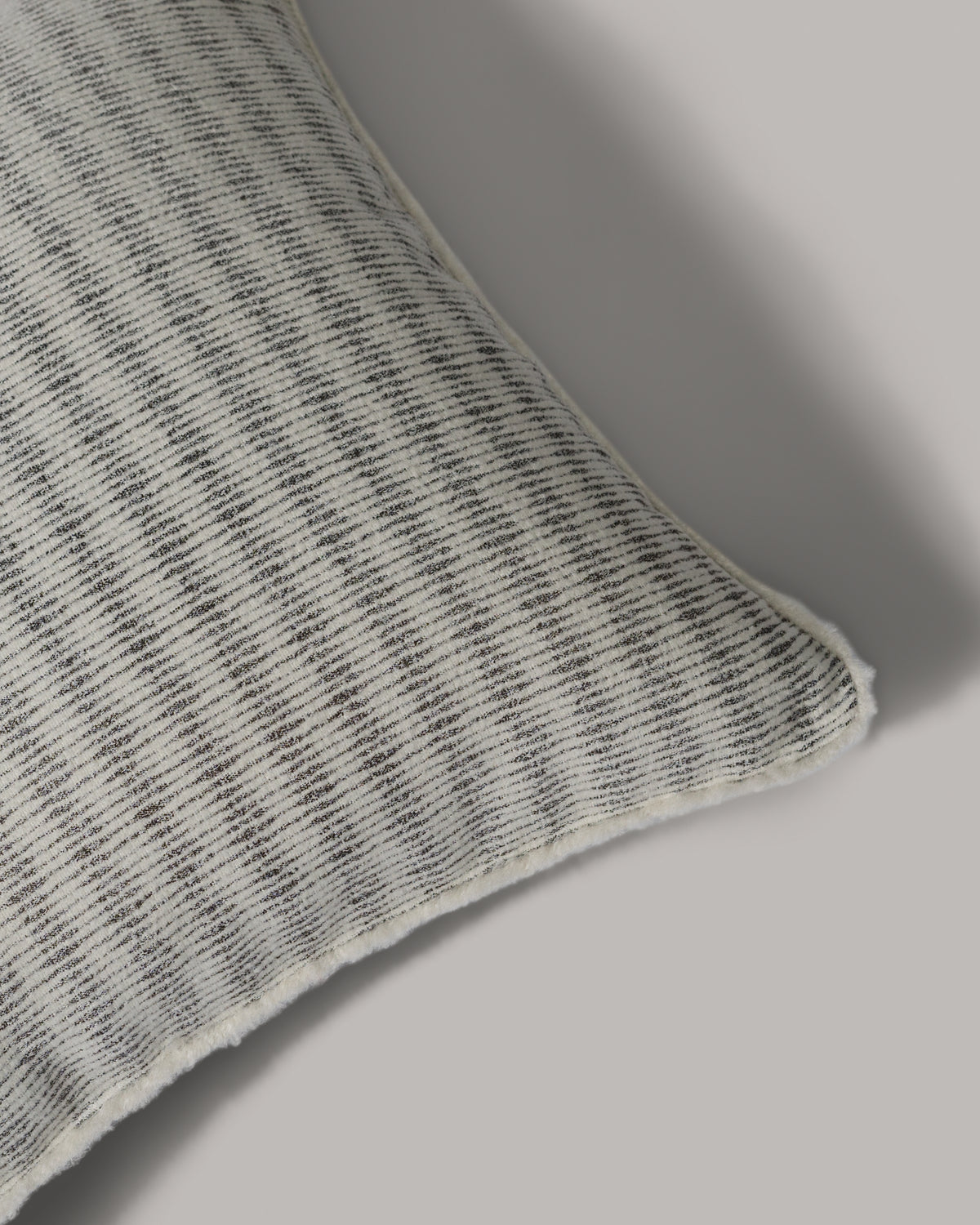 ecomposer-color-light-grey---white-piping,ecomposer-size-45cm-x-45cm