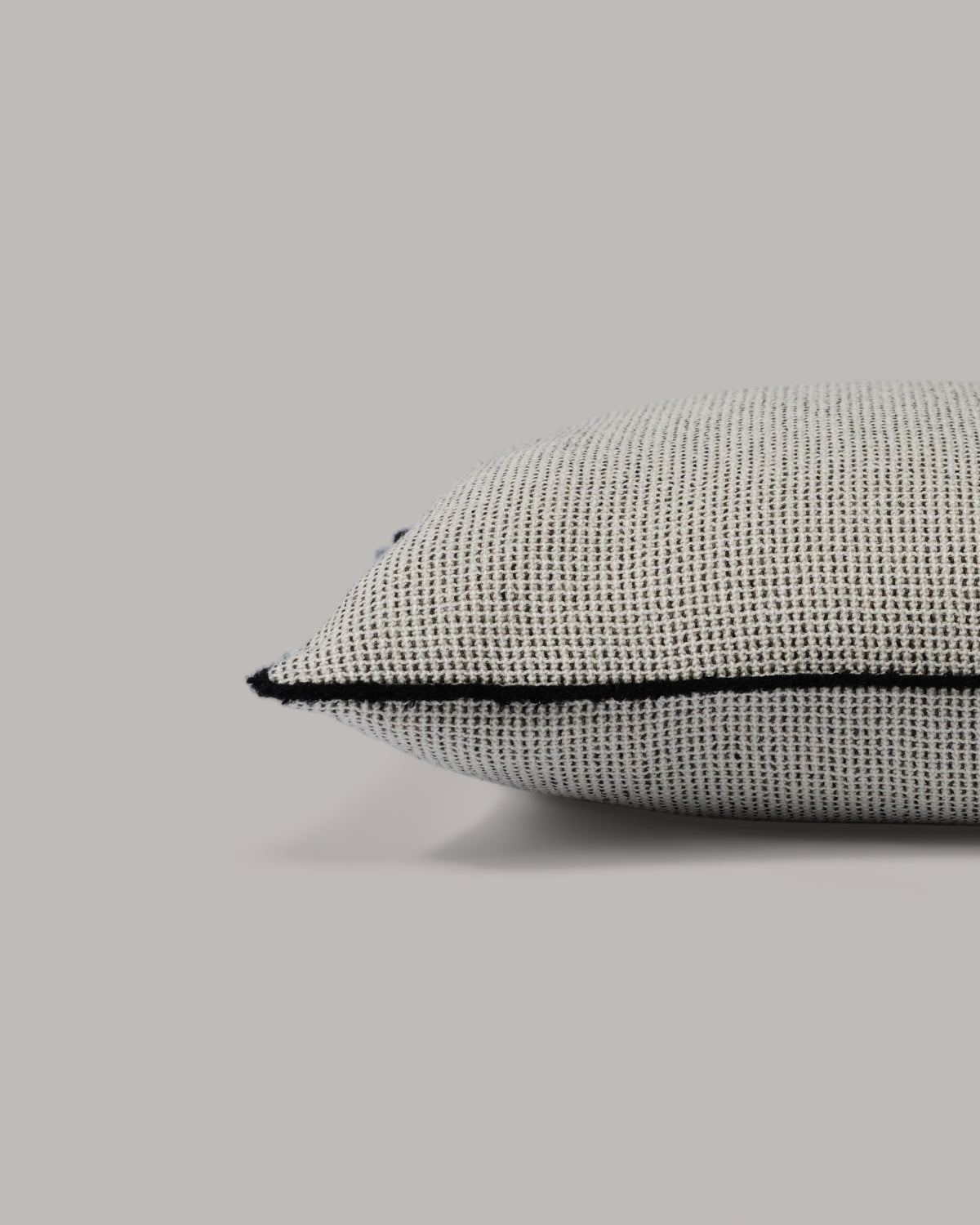 ecomposer-color-light-grey---black-piping,ecomposer-size-45cm-x-45cm