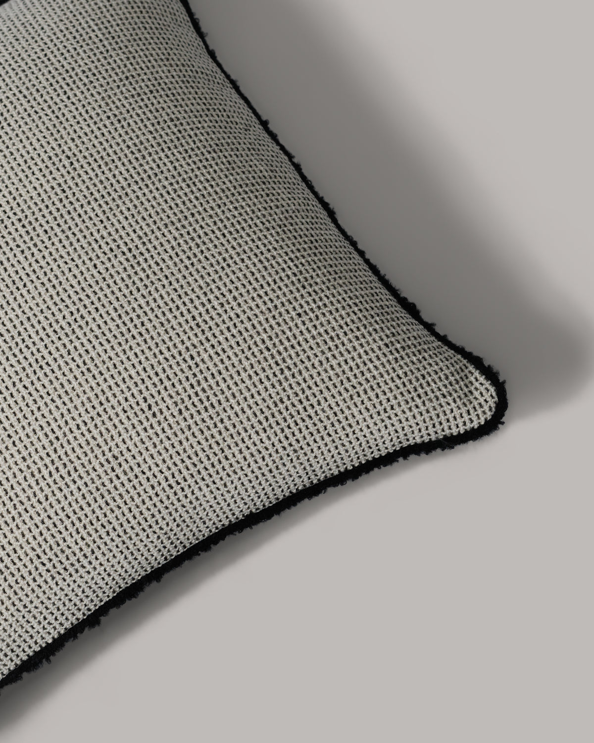ecomposer-color-light-grey---black-piping,ecomposer-size-45cm-x-45cm