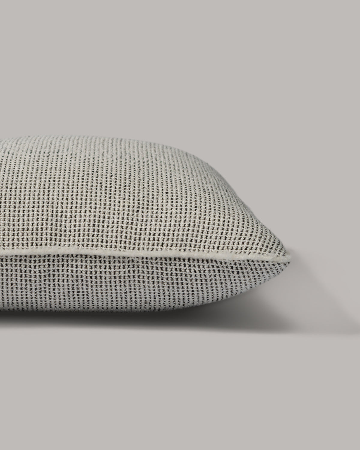 ecomposer-color-light-grey---white-piping,ecomposer-size-45cm-x-45cm