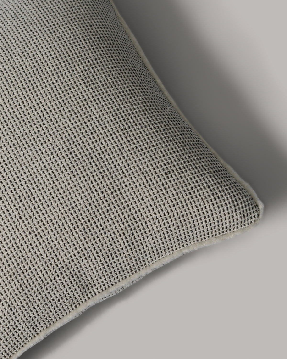 ecomposer-color-light-grey---white-piping,ecomposer-size-45cm-x-45cm