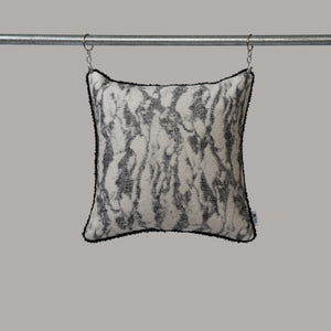 ecomposer-color-soft-white---black-piping,ecomposer-size-45cm-x-45cm