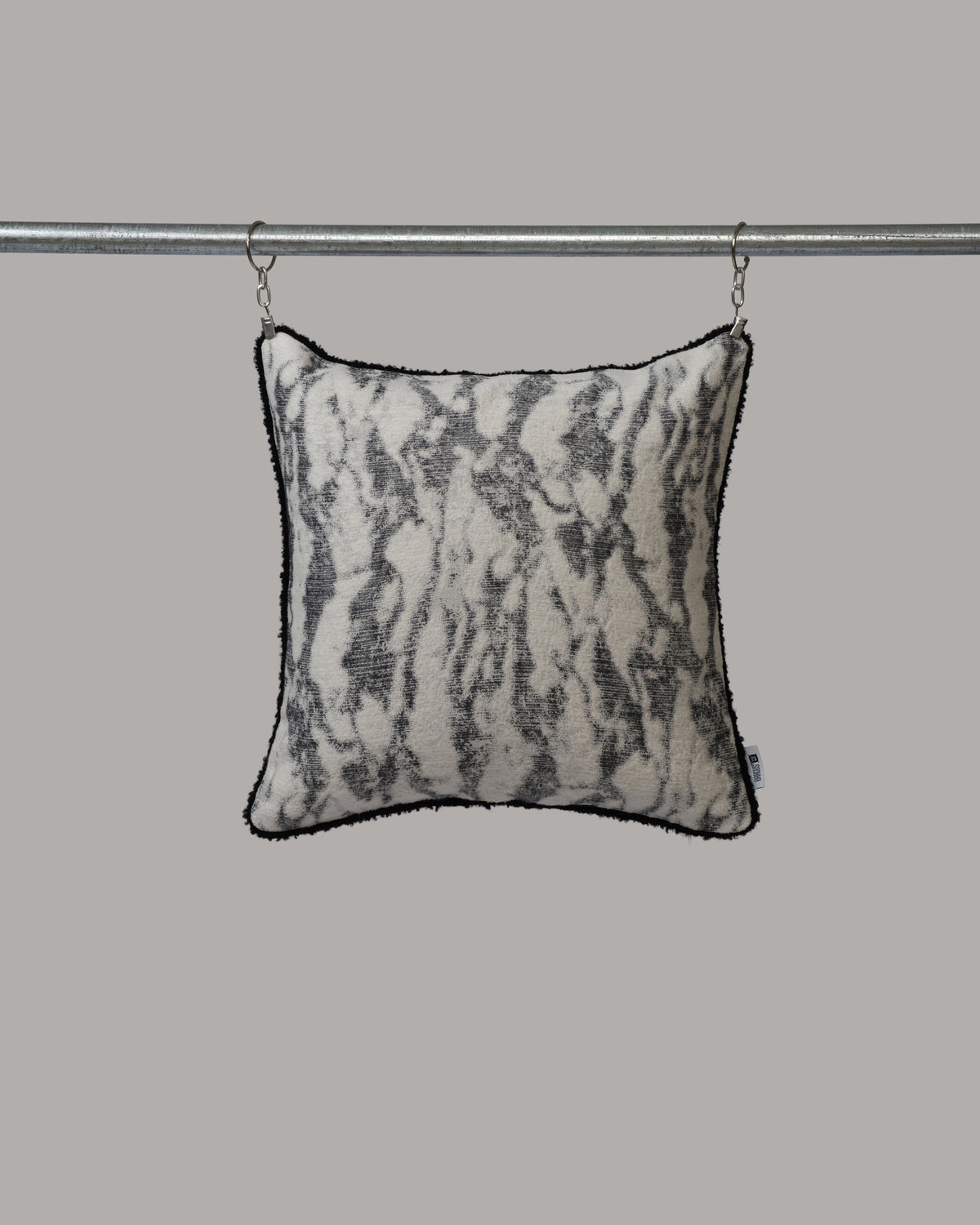 ecomposer-color-soft-white---black-piping,ecomposer-size-45cm-x-45cm