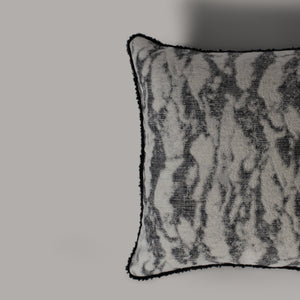 ecomposer-color-soft-white---black-piping,ecomposer-size-45cm-x-45cm