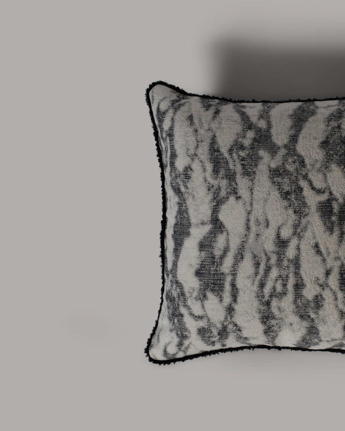 ecomposer-color-soft-white---black-piping,ecomposer-size-45cm-x-45cm
