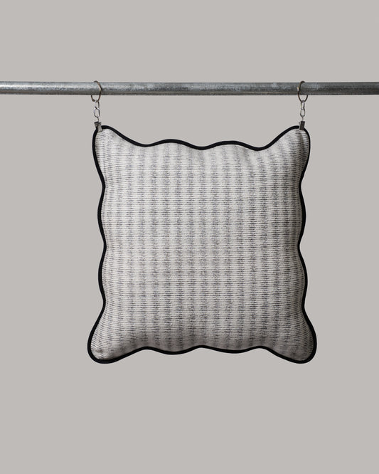 ecomposer-color-light-grey---black-piping,ecomposer-size-irregular