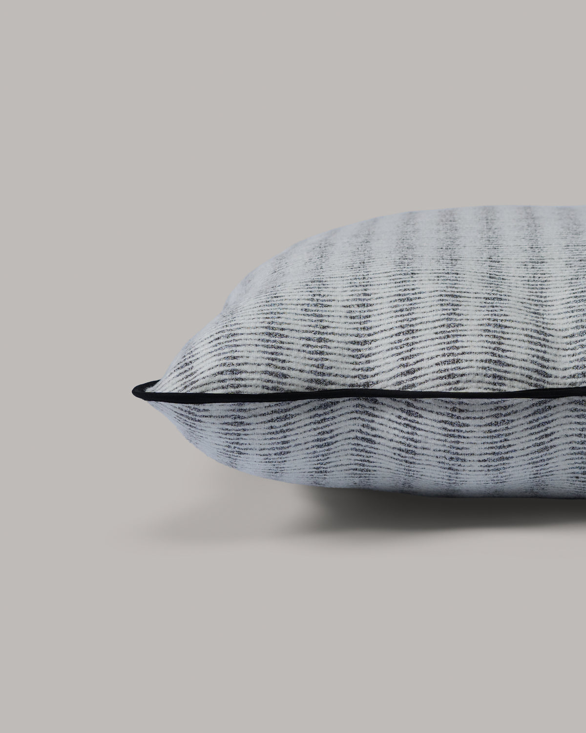 ecomposer-color-light-grey---black-piping,ecomposer-size-irregular
