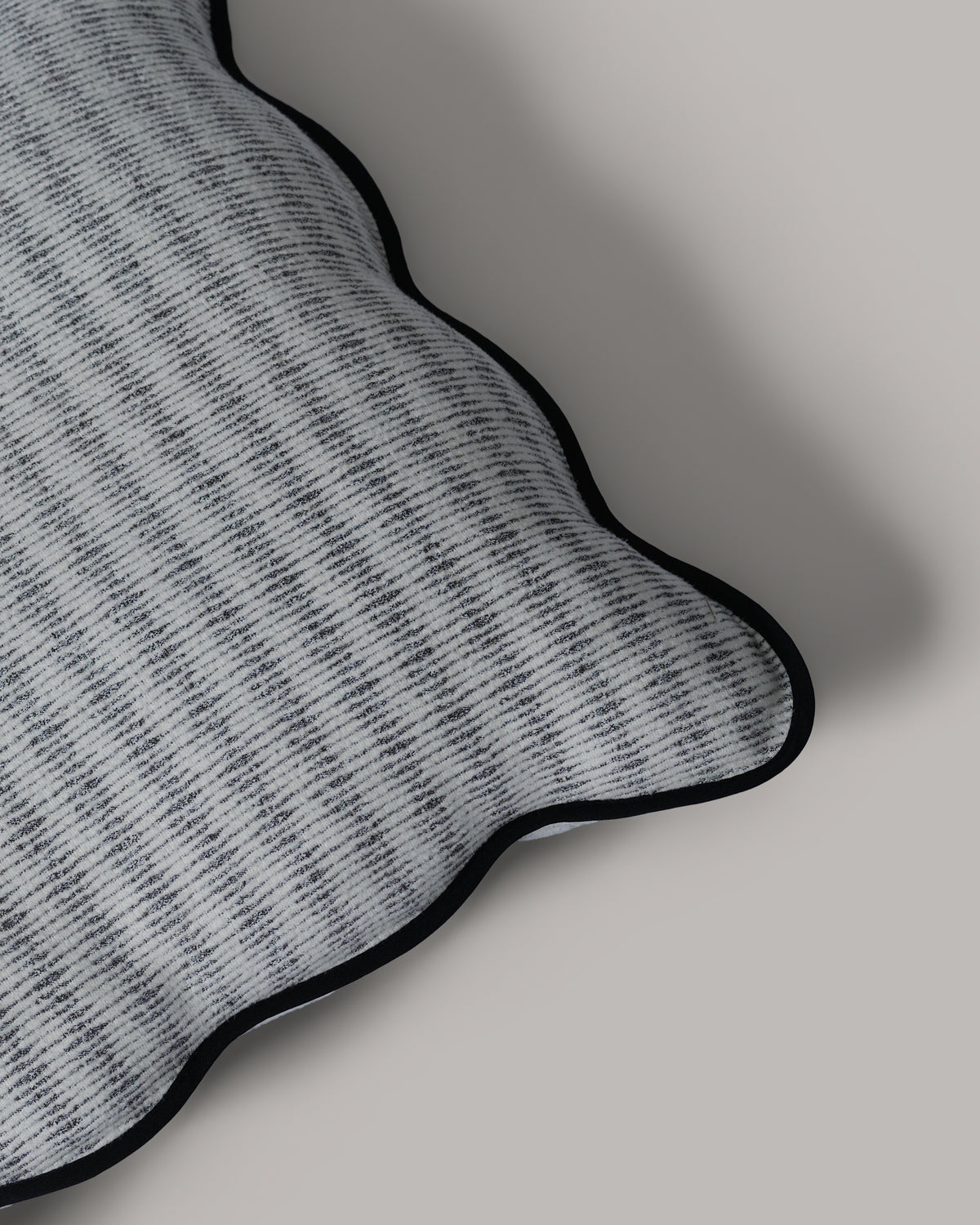 ecomposer-color-light-grey---black-piping,ecomposer-size-irregular