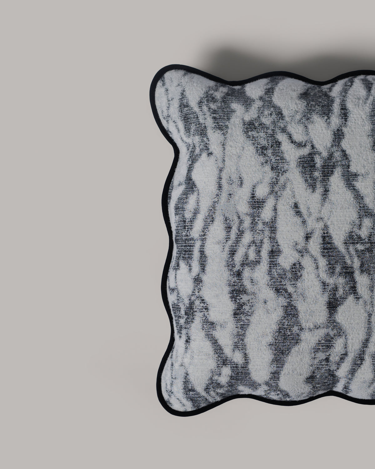 ecomposer-color-soft-white---black-piping,ecomposer-size-irregular