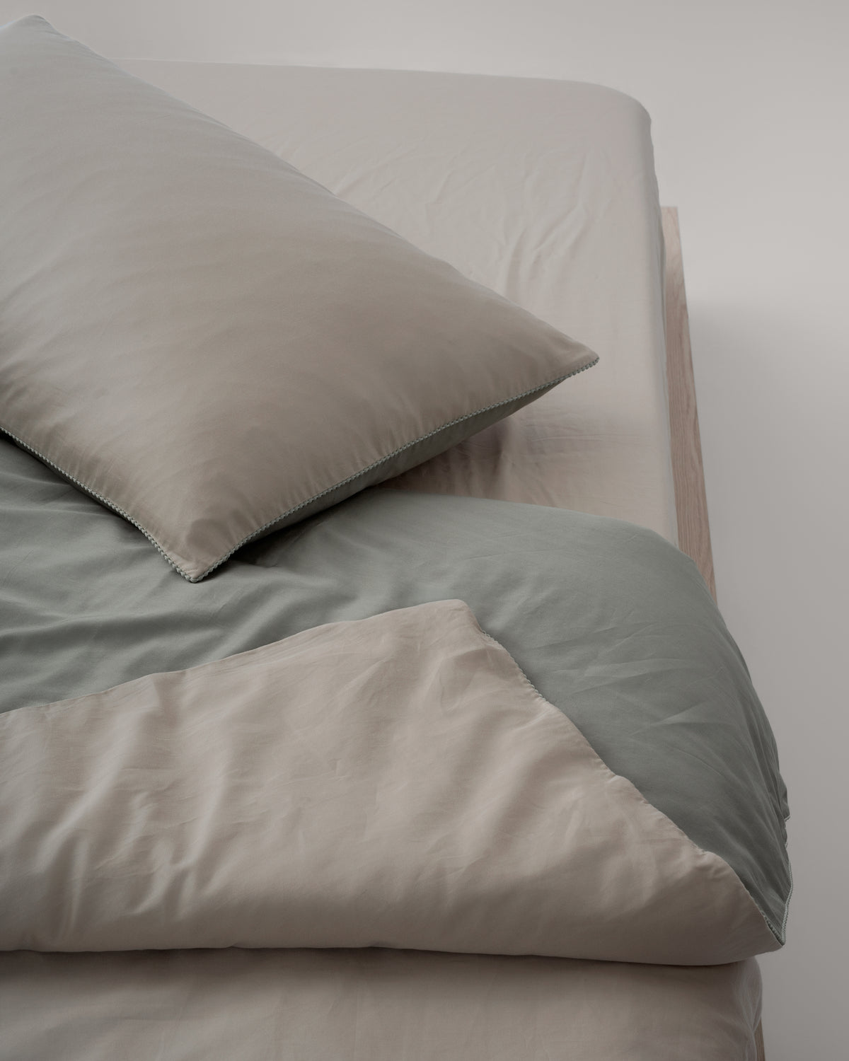 ecomposer-color-oat-beige-+-sage-green