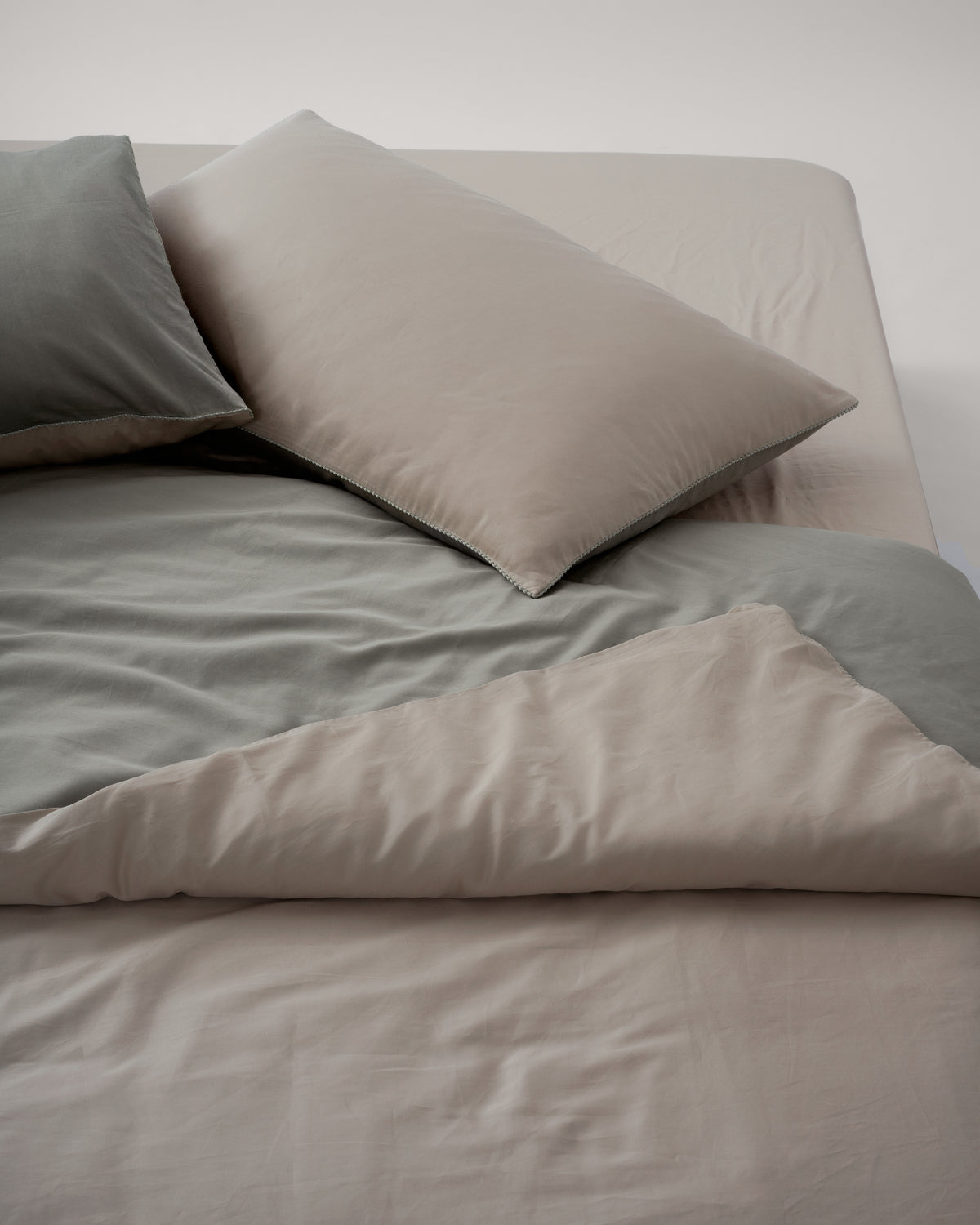ecomposer-color-oat-beige-+-sage-green